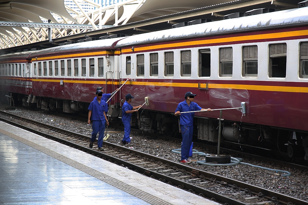Mobile Wagenwäsche am zur Abfahrt bereit stehendem Zug. Bf. Hua Lamphong am 17.Oktober 2018.