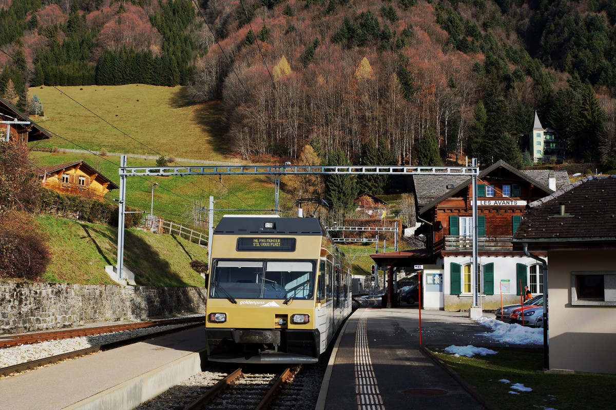 MOB/MVR/CEV: Mit der Inbetriebnahme der ABeh 2/6 7501-7508 werden die Be 2/6 7001-7004 (1997-1998) im Regionalverkehr nicht mehr gebraucht. Dank geringem Alter und gutem Zustand werden sie weiterhin im Seeland bei der ASm/BTI und im Berner Oberland bei der MIB gute Dienste leisten. Be 2/6 7003 bei einem Zwischenhalt in Les Avents am 11. Dezember 2015. Dieses Triebfahrzeug hat als Einziges der ABeh 2/6-Flotte den neuen Anstrich erhalten. 
Foto: Walter Ruetsch  