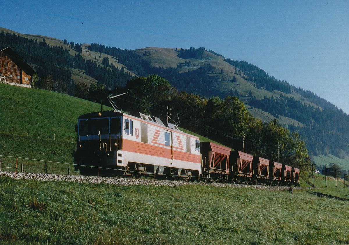 MOB/TPF/GFM: Kieszug mit einer der beiden GDe 4/4 von der GFM auf der MOB im Morgennebel bei Rougemont unterwegs am 11. Oktober 2001.
Foto: Walter Ruetsch 