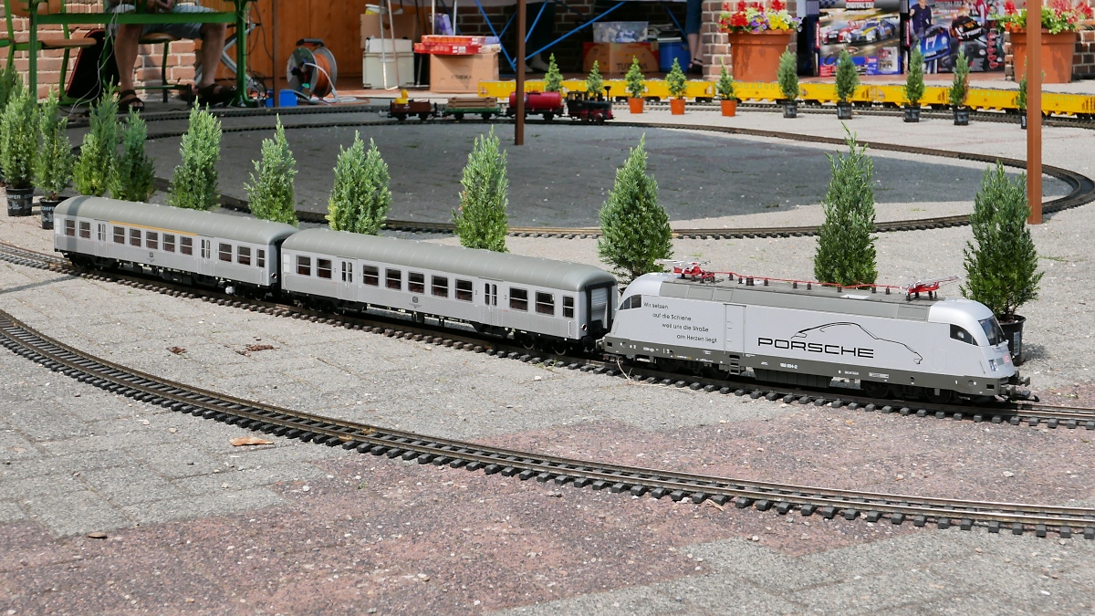 Modell der 182 004 mit zwei Silberlingen am Haken.
Aufgenommen anlässlich der  Internationale Modellbahn- und Modellbau-Ausstellung 2018  des  Modellbauteam Rhein-Maas e.V. , 10.6.2018