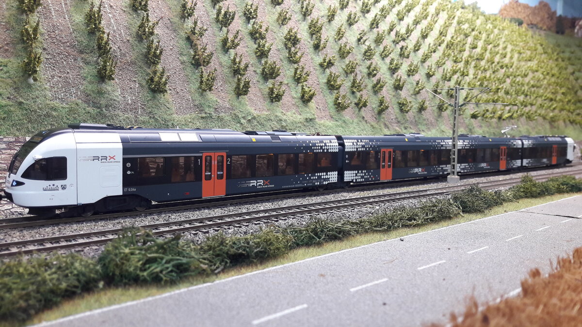 Modell des RRX ( Rhein Ruhr Express ), in der ersten Farbstudie im Jahre 2009/2010
Diese Farbstudie wurde an einem Flirt der Eurobahn ausprobiert. Es gab 3 Züge davon.
Hier als Sondermodell von Liliput exclusive für Modellbahnunion erstellt, Auflage 
250 Stück.  Art.Nr. L133989  H0 DC Digital