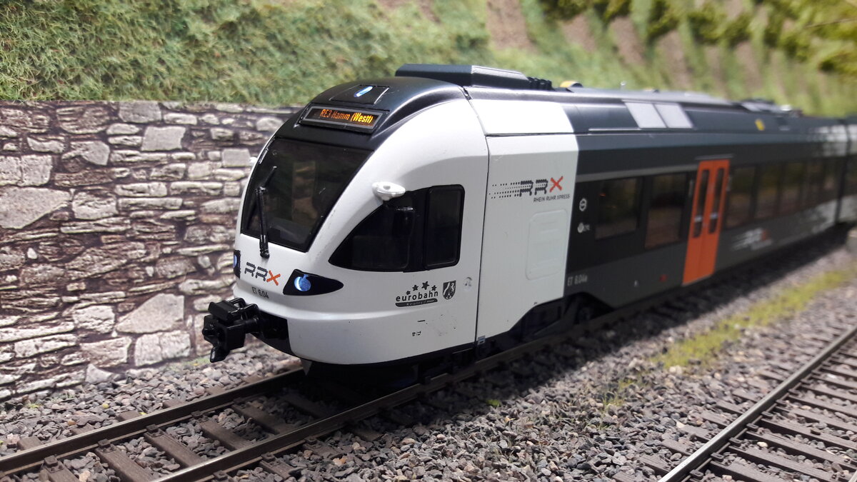 Modell des RRX ( Rhein Ruhr Express ), in der ersten Farbstudie im Jahre 2009/2010
Diese Farbstudie wurde an einem Flirt der Eurobahn ausprobiert. Es gab 3 Züge davon.
Hier als Sondermodell von Liliput exclusive für Modellbahnunion erstellt, Auflage 
250 Stück.  Art.Nr. L133989  H0 DC Digital