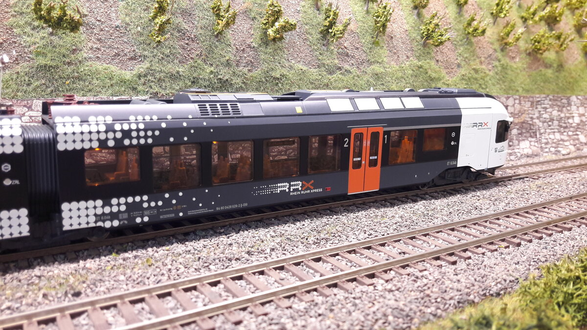 Modell des RRX ( Rhein Ruhr Express ), in der ersten Farbstudie im Jahre 2009/2010
Diese Farbstudie wurde an einem Flirt der Eurobahn ausprobiert. Es gab 3 Züge davon.
Hier als Sondermodell von Liliput exclusive für Modellbahnunion erstellt, Auflage 
250 Stück.  Art.Nr. L133989  H0 DC Digital