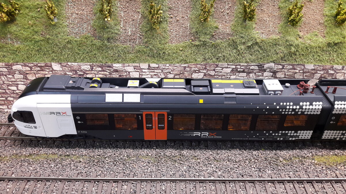 Modell des RRX ( Rhein Ruhr Express ), in der ersten Farbstudie im Jahre 2009/2010
Diese Farbstudie wurde an einem Flirt der Eurobahn ausprobiert. Es gab 3 Züge davon.
Hier als Sondermodell von Liliput exclusive für Modellbahnunion erstellt, Auflage 
250 Stück.  Art.Nr. L133989  H0 DC Digital