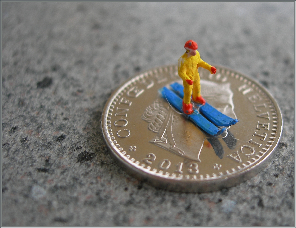 Modellbahn muss nicht teuer sein: Der  Skifahrer  wartete seit Jahren auf etwas Farbe, und die Skier stammen von einer Migros  Budget  Salami Verpackung. 
(Die noch fehlenden Ski-Stöcke werde ich wahrscheinlich aus Blumendraht anfertigen)
19. Dez. 2015