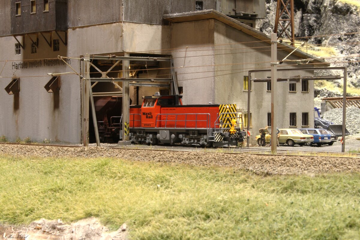 *Modell*
Das Hartsteinwerk Rosenheim befindet sich au der �sterreichischen Seite des Olfapasses zwischen Langau und Hochgries.
Die MaxlRail 2015 007 ist im Sommer 2005 mit einem Schotterzug im Werk zum beladen.