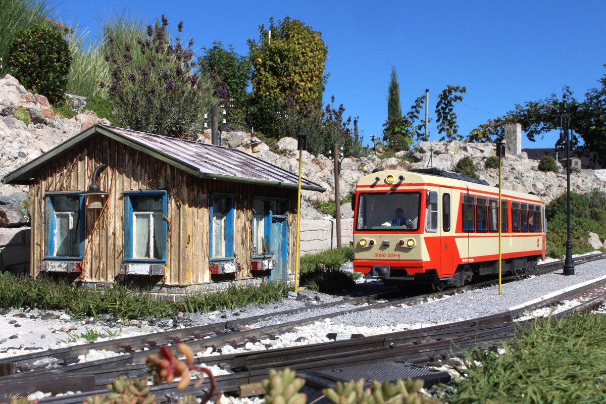 *Modell*
Der 5090 001 steht im September 2026 an einem warmen Herbsttag im Bahnhof Wiesach und wartet die Kreuzung mit einem Gegenzug ab.
Der Triebwagen ist gut besetzt mit Ausfl�glern.