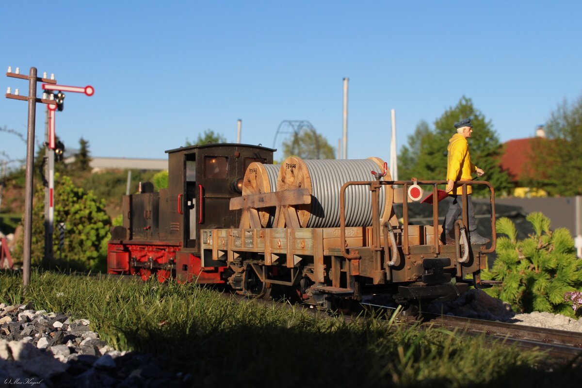 *Modell*
Die VL1 der Bahnmeisterei in Garting schiebt am Morgen des 24.4
2026 einen G�terwagen mit Kabeltrommeln von Garting zur Haltestelle Unterm�hl.
In diesem Abschnitt wird die Telegraphenleitung erneuert.