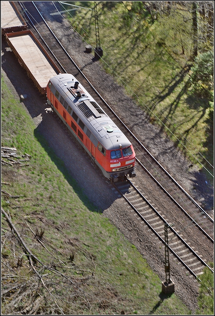 Modelleisenbahnfeeling am Vierbahnenblick, fast möchte man dieses Modell von den Schienen nehmen, um es genauer zu betrachten. Für 217 012 der Pfalzbahn geht es herb den Schwarzwald hoch, von oben akustisch eindrucksvoll. So ähnlich muss es sich wohl zur V200-Zeit im Schwarzwald angehört haben. Triberg, April 2015.