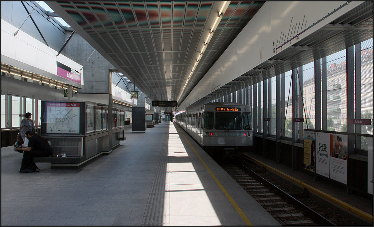 Moderene Hochbahnstation -

Im europäischen U-Bahnbau sind Hochbahnstationen in neuere Zeit eher selten. In Wien wird die U-Bahn allerdings immer wieder zur Hochbahn. Hier die 2008 eröffnete Station Krieau.

03.06.2015 (M)