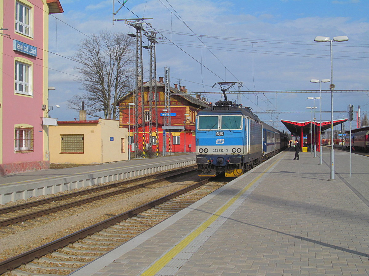 Modern und weitläufig präsentieren sich die Bahnanlagen von Veseli nad Luznici an der Hauptbahn Praha - Ceske Budejovice an diesem 28, Feb. 2017. Die Modernisierung wurde erst 2015 abgeschlossen, im Zuge des Ausbaus des 4. Korridors Praha - Linz. Lok 362 132 steht bereit zur Abfahrt mit dem Schnellzug  Vojtech Lanna  aus Praha nach Ceske Budejovice. 28. Feb. 2017.