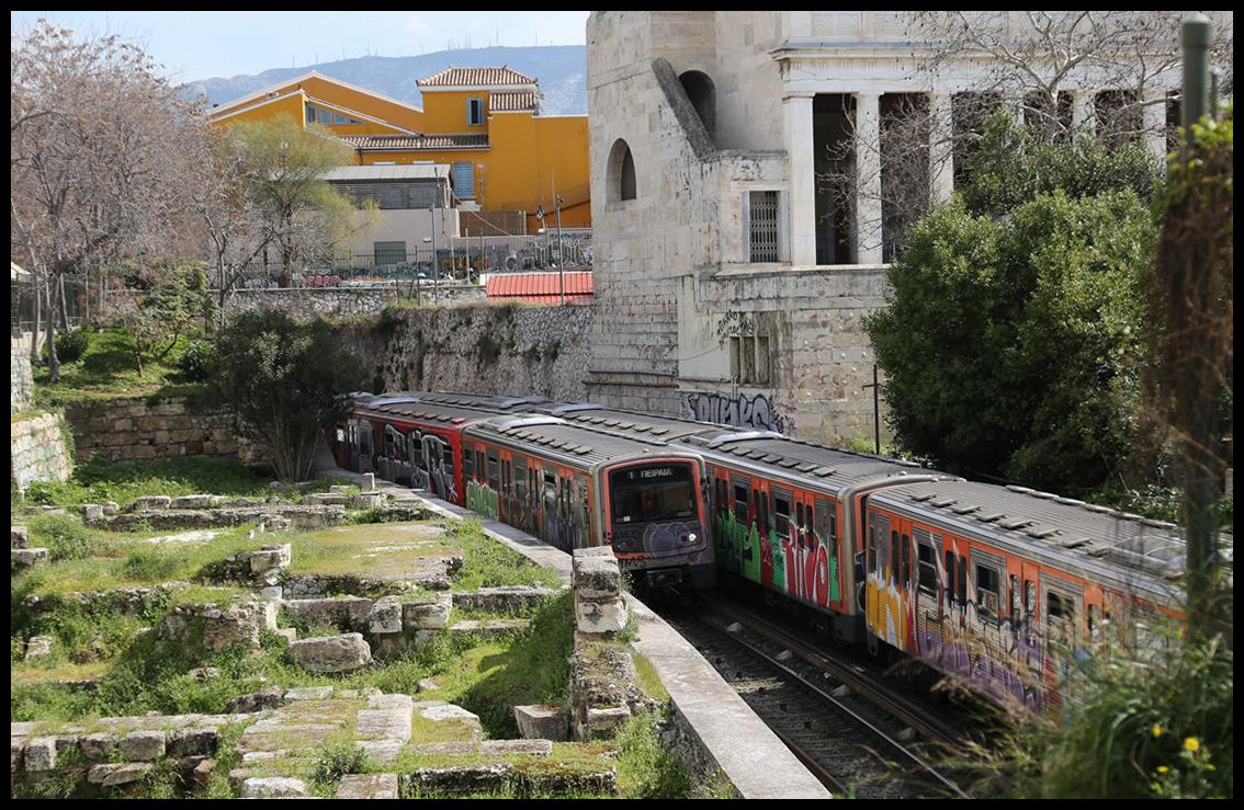 Moderne und Antike in Einklang zu bringen kann auch mit modernem Zugverkehr gelingen. Auch wenn es wie hier auf der Metro Linie 1 zwischen den Bahnhöfen Monastiraki und Thissio bei der Begegnung zweier Züge am 5.3.2020 eng zugeht.