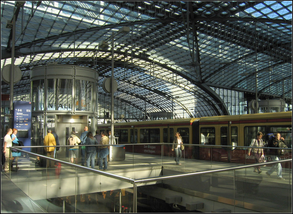 Moderne Bahnsteighalle -

Ein schönes Stück moderner Bahnhofsarchitektur ist mit dem neuen Berliner Hauptbahnhof entstanden. Besonders die sich kreuzenden Glas- Stahlgewölbedächer beeindrucken und auch die zahlreichen Öffnungen zwischen den Ebenen wirken licht und weit. Allerdings keine Schönheit ohne Schattenseiten: besonders für Ortsunkundige  Fahrgäste (Umsteiger) erscheint der Bahnhof zunächst als sehr unübersichtlich aufgrund der vielen Ebenen. Der Aufzug spielt hier eine große Rolle um insbesondere den großen Höhenunterschied zwischen den Tief - und Hochbahnsteigen zu überwinden. Dem entsprechend sind die Wartezeiten an den Aufzügen. Zudem engen die Öffnungen in den oberen Bahnsteigen (hier im Vordergrund) deren Breite doch auch an diesen Stellen sehr ein. So meine Eindrücke während eines Kurzbesuches in diesem Bahnhof. 

09.08.2006 (M)