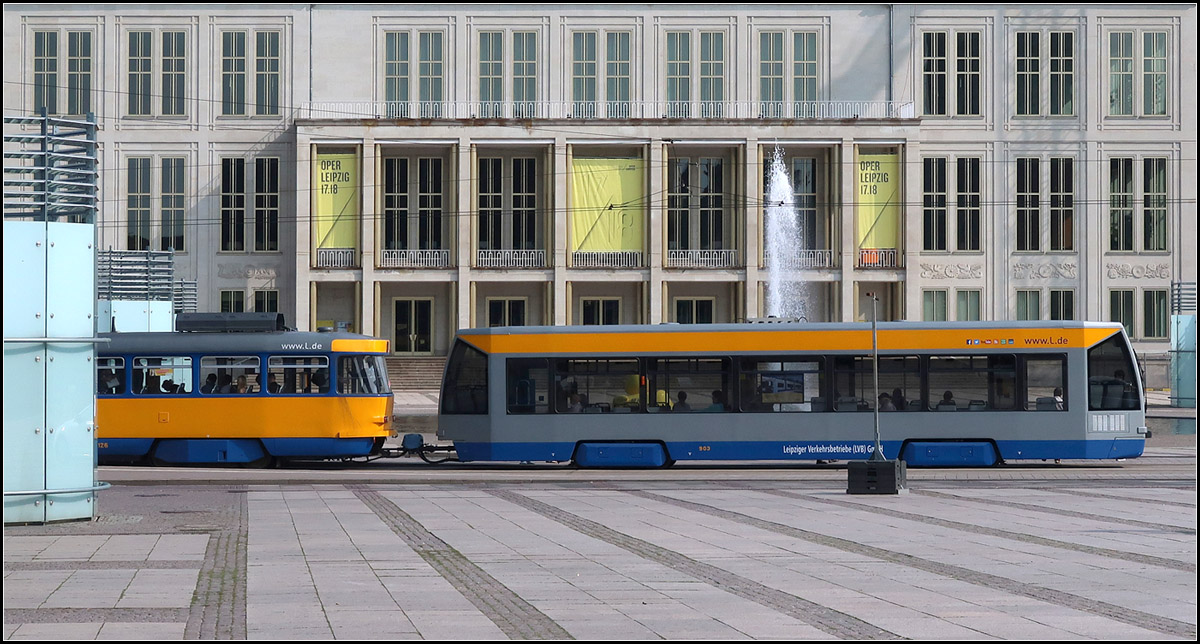 Moderne Beiwagen in Leipzig -

Um auch bei den Tatra-Zügen für eine gewisse Barrierefreiheit zu erreichen, wurden bei Bombardier 38 Niederflur-Beiwagen beschafft. Hier gesehen am Augustusplatz mit der Oper im Hintergrund.

27.08.2017 (M)