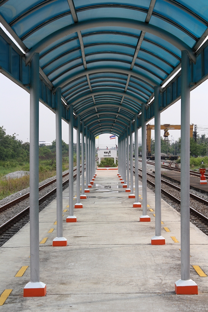 Moderne Dachkonstruktion am Mittelbahnsteig des Bf. Chon Buri am 30.Mai 2013.