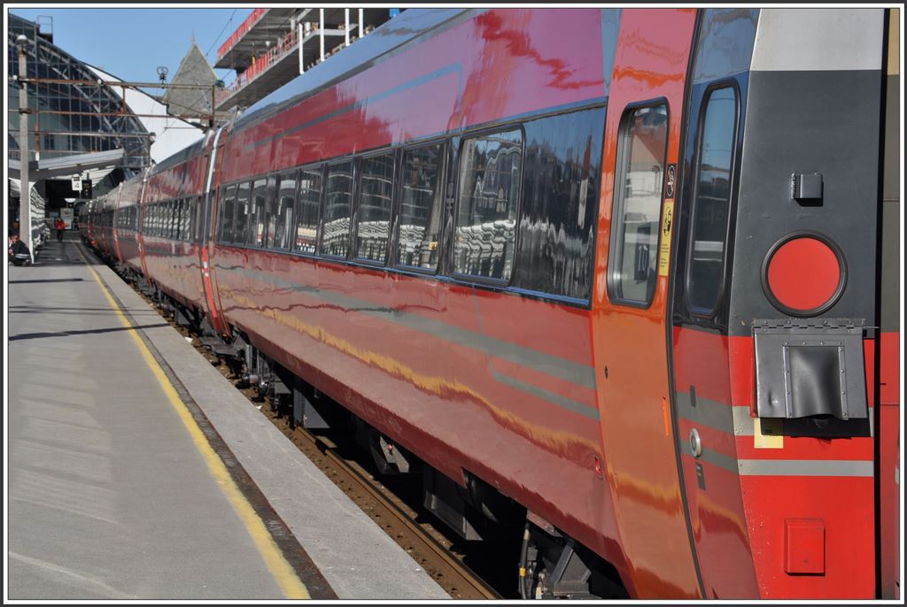Moderne Fernverkehrswagen in Bergen. (15.03.2015)