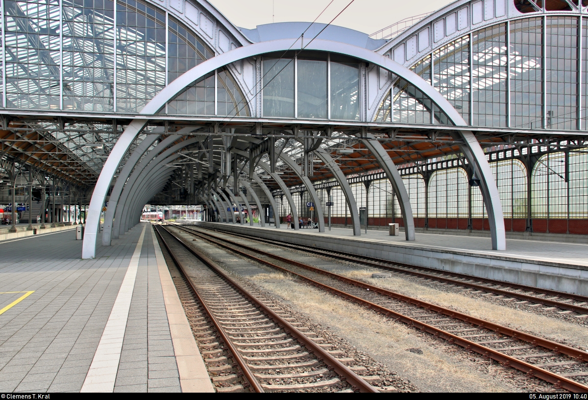 Moderne mit historischer Architektur vereint:
Im Zuge der Umbaumaßnahmen in Lübeck Hbf von 2003 bis 2009 wurden diese Rundbögen über Gleis 2 bis 4 aus statischen Gründen in die Bahnhofshalle integriert.
[5.8.2019 | 10:40 Uhr]