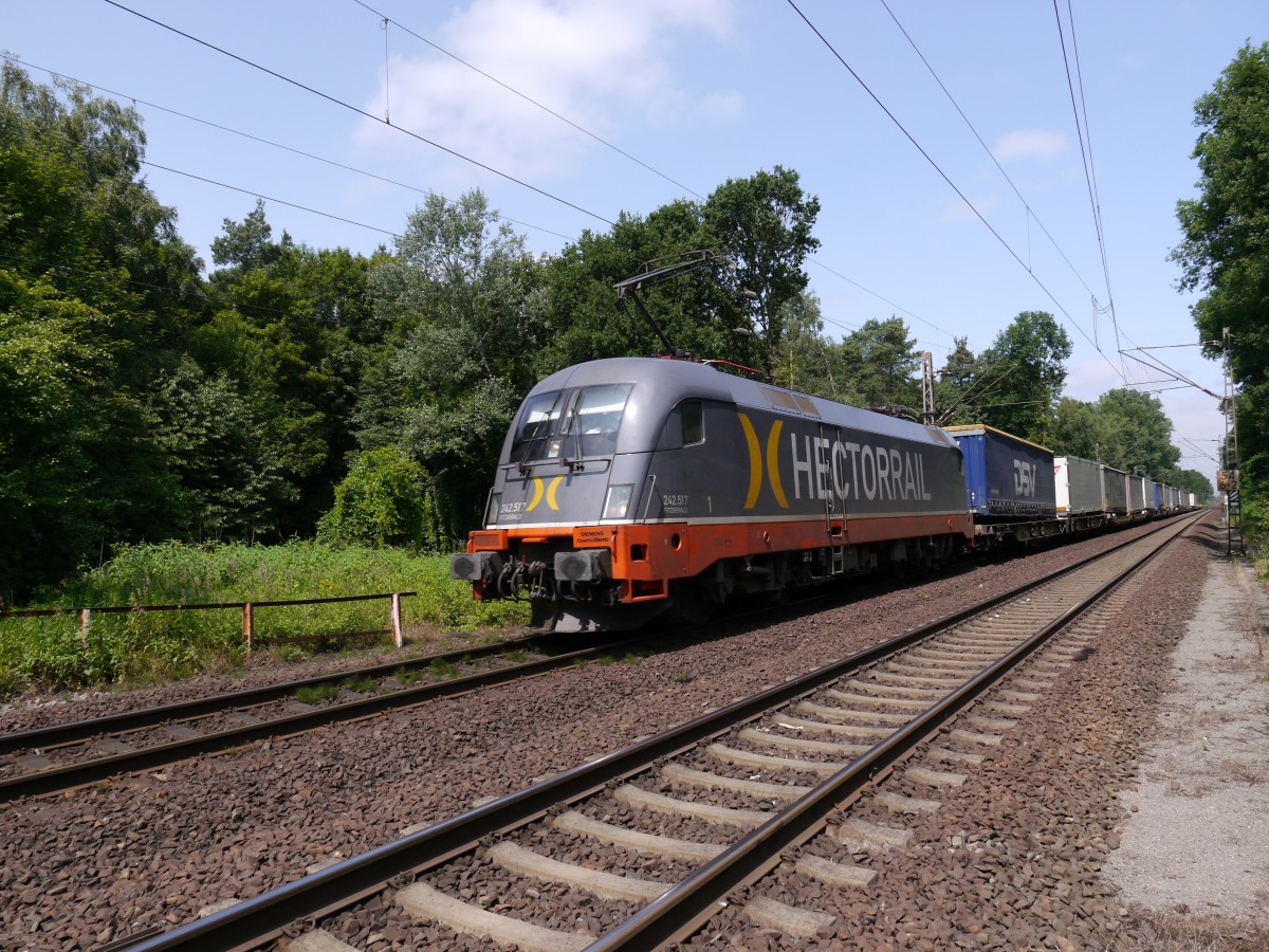 Moderne schwedische Traktion in Deutschland: Hectorrail 242 517'Fitzgerald' (vom Typ Siemens ES64U2 =Zweisystemtaurus) ist hier im Rheinland mit einem Gterzug unterwegs Richtung Sden.

2013-07-20 Kln-Dnnwald 