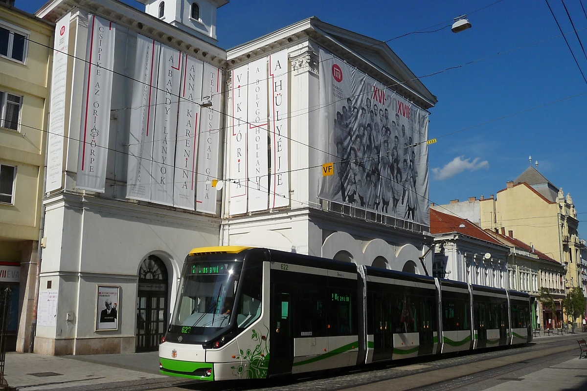 Moderne SKODA Straßenbahn vor dem Stadttheater in Miskolc, 10.7.16