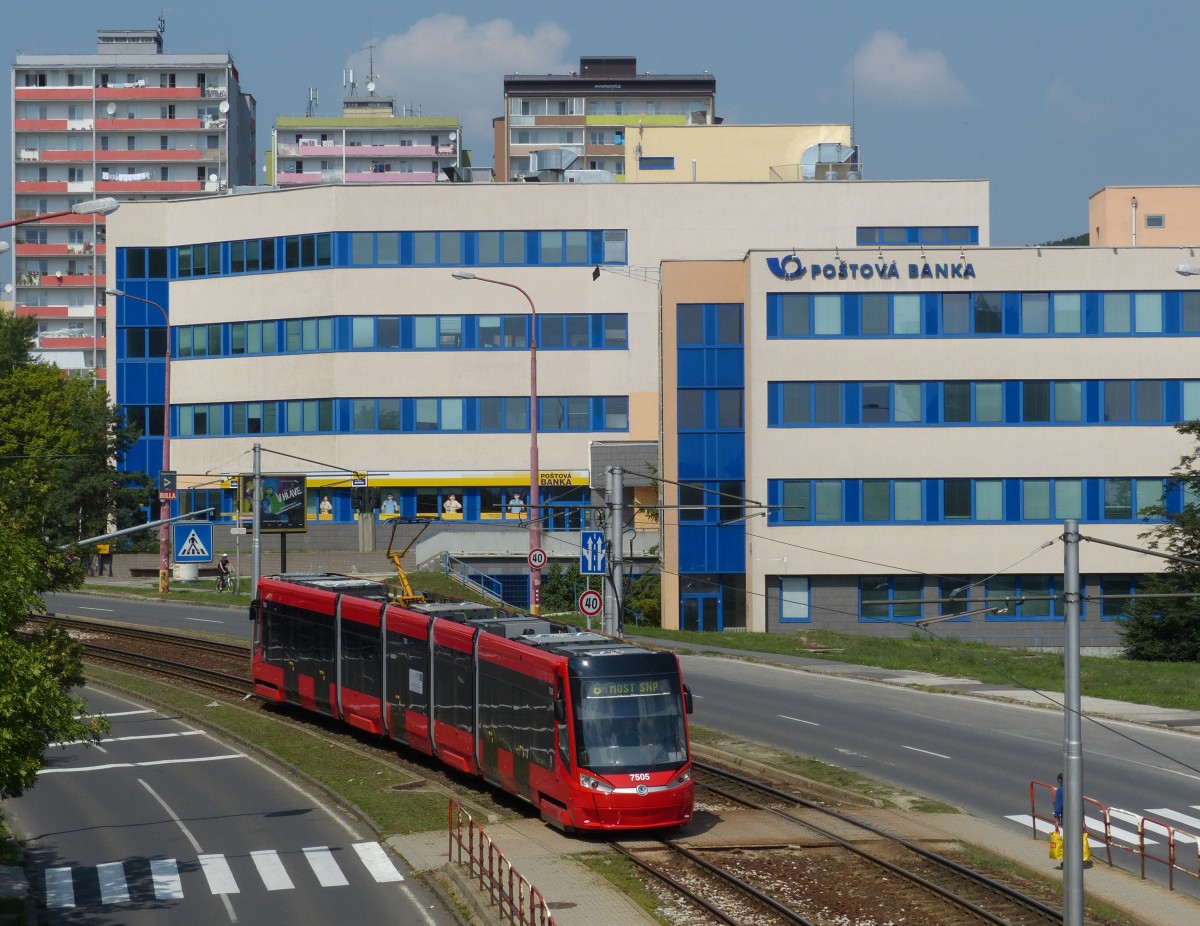 Moderne Skoda-Tram vom Typ 30T (Nummer 7505) in Bratislava. Auf der Linie 6 verkehren zur Zeit nur Zweirichtungsfahrzeuge dieses Typs, da die Linie aufgrund von Bauarbeiten in Most SNP endet, was einen Richtungswechsel erforderlich macht. 22.8.2015, Jurigovo námestie