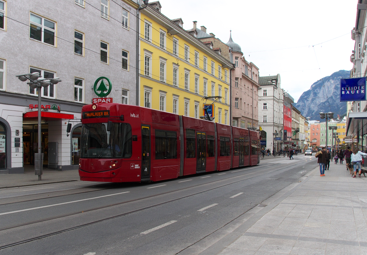 Moderne Stadtbahn oder TramTrain Konzepte sind im Vormarsch und werden auch immer mehr den Busverkehren vorgezogen. Auch in Innsbruck ist die Stadtbahn in der Ausbauphase. Moderne Triebwagen bestimmen das Stadtbild, hier kommt Tw 304 vom Typ Bombardier Flexity Outlook C (Cityrunner) vor die Linse gefahren. 08.10.2014