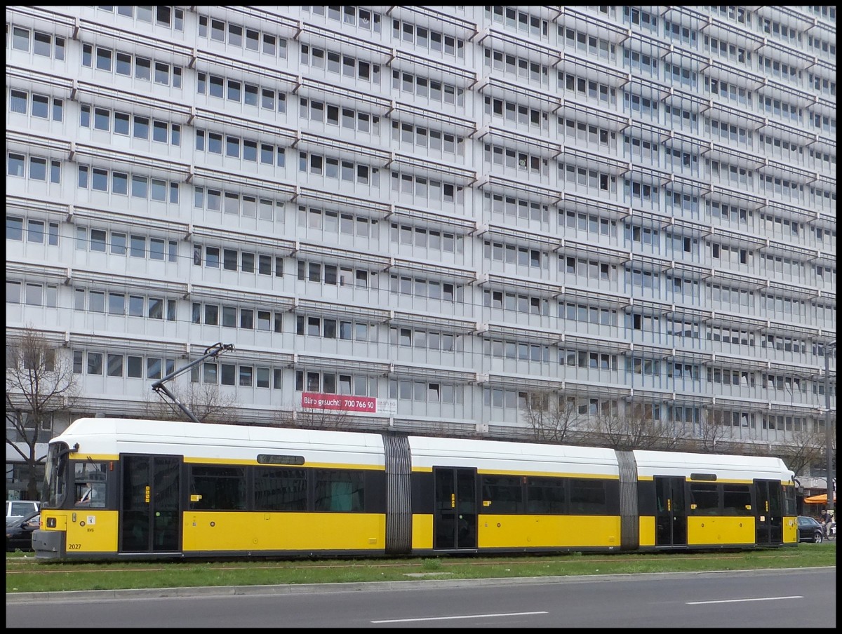Moderne Straenbahn in Berlin am Alexanderplatz am 25.04.2013