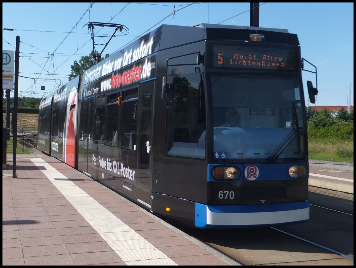 Moderne Straßenbahn in Rostock am 08.07.2013