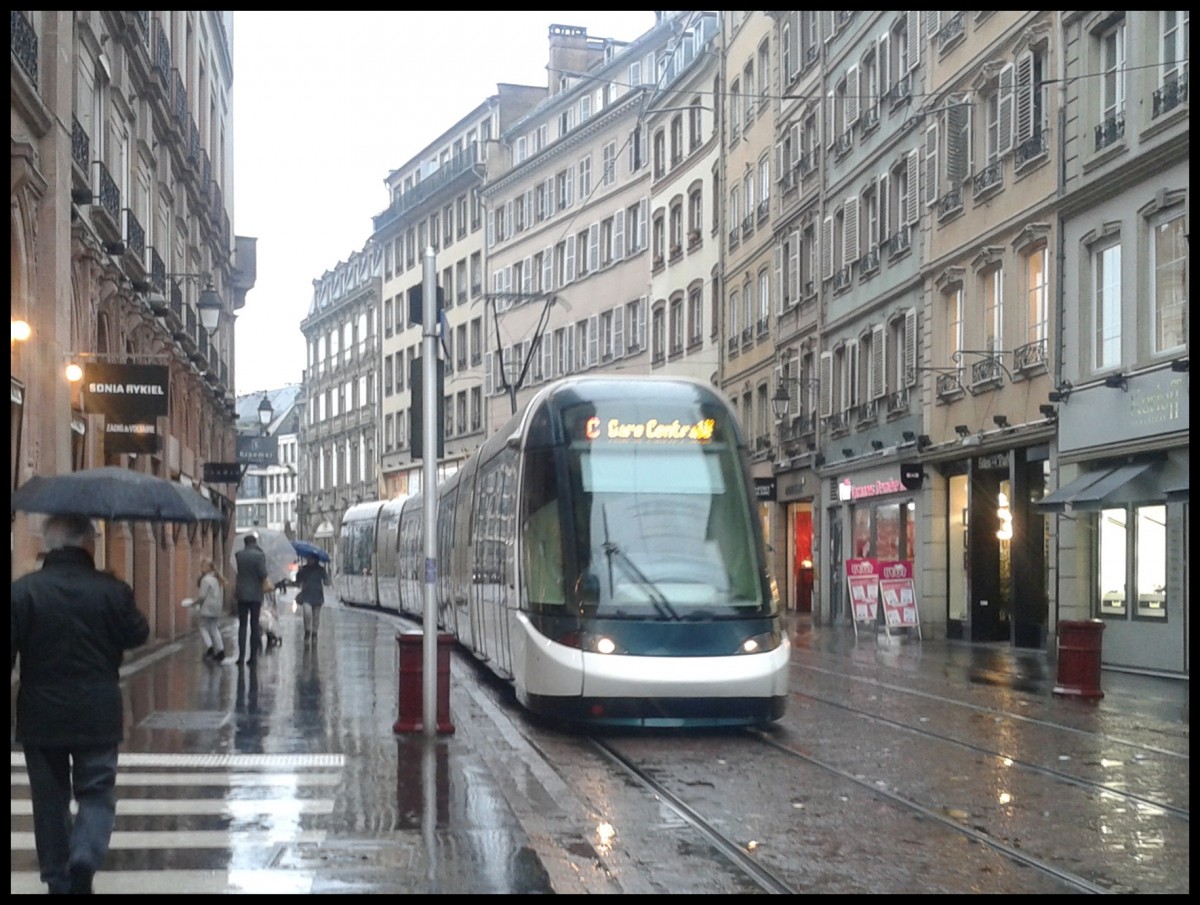 Moderne Straßenbahn in Strasbourg am 04.01.2014