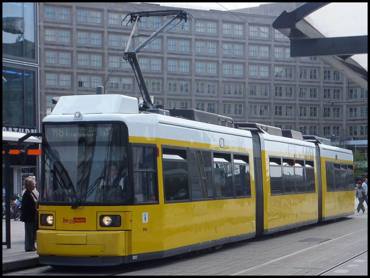 Moderne Straenbahnen in Berlin am Alexanderplatz am 26.04.2013