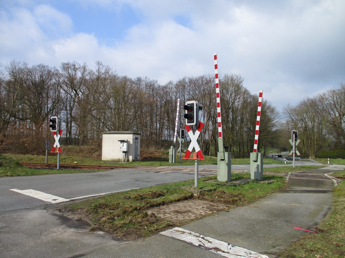 Moderner Bahnübergang in Rom obwohl auf der Strecke Parchim-Karow der reguläre Verkehr eingestellt ist.Aufgenommen am 22.Februar 2020.