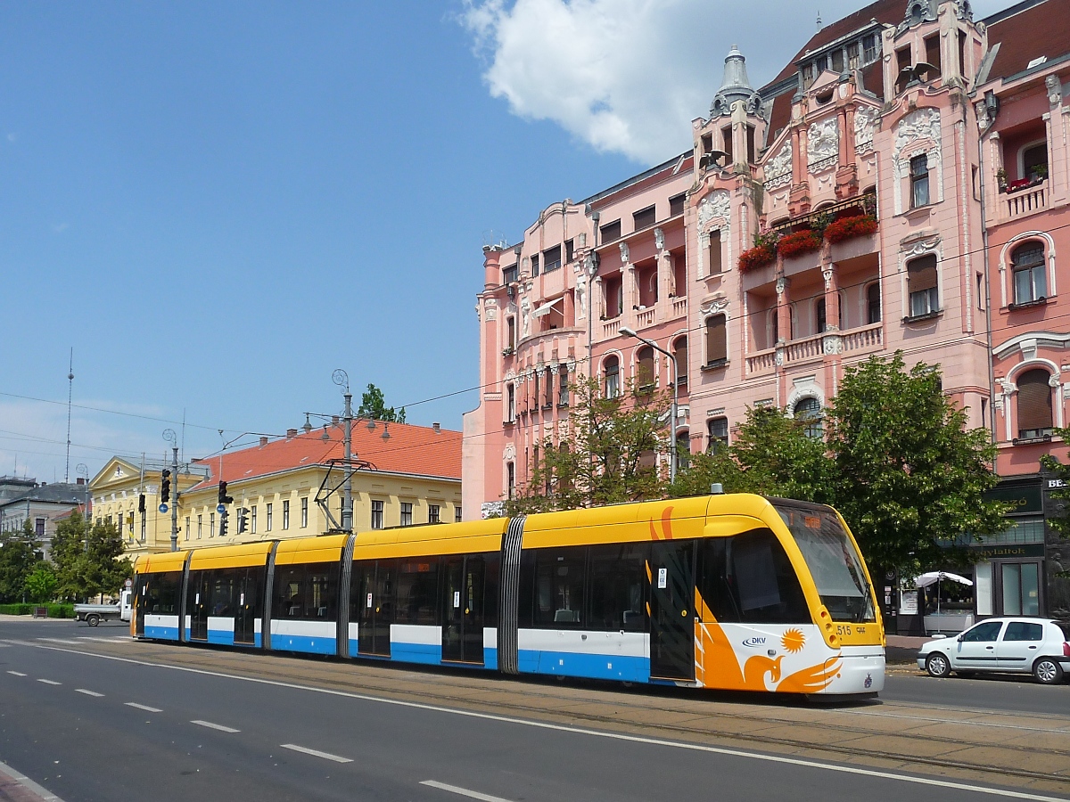 Moderner CAF-Straßenbahn-Triebwagen 515 in Debrecen, 26.6.2016