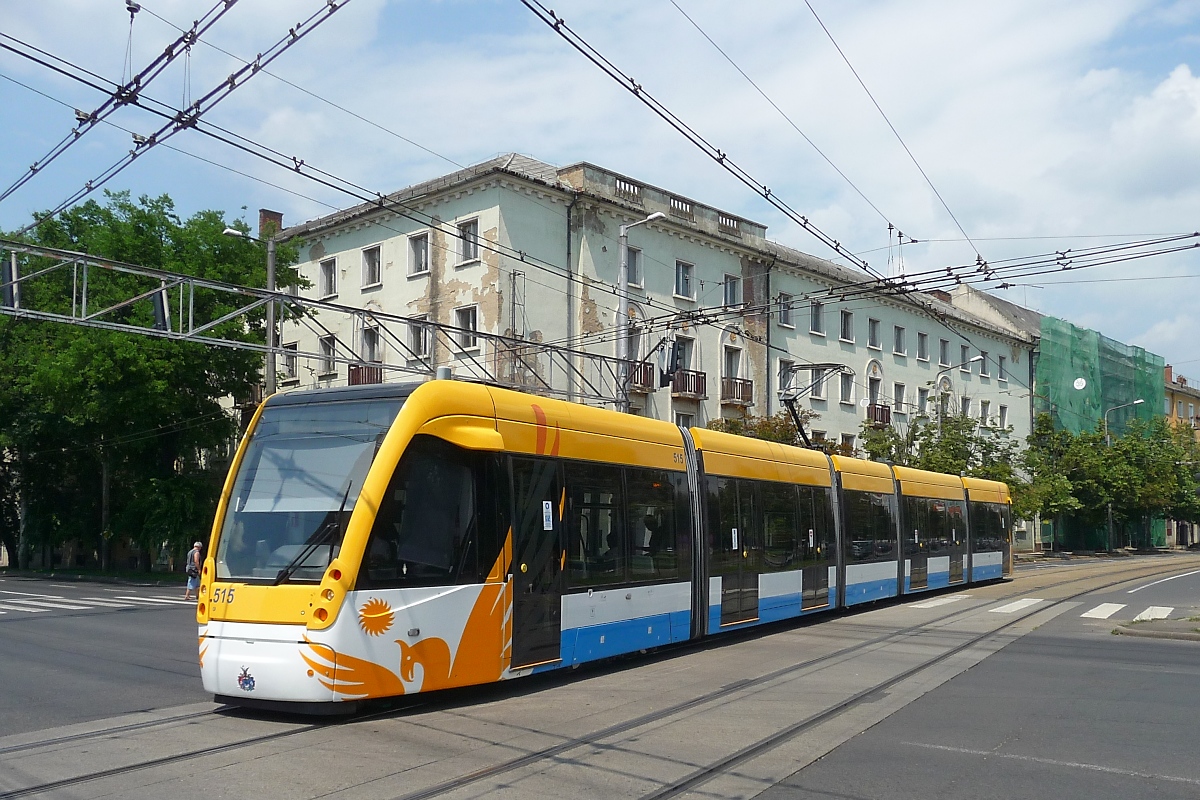 Moderner CAF-Straßenbahn-Triebwagen 515 in Debrecen kurz vorm Bahnhof, besonders interessant ist die elektrische Kreuzung mit der O-Bus-Oberleitung. 26.6.2016