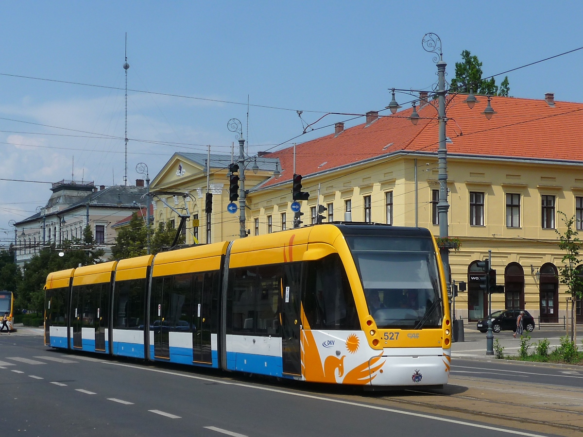 Moderner CAF-Straßenbahn-Triebwagen 527 vor der Regionalverwaltung in Debrecen, 26.6.2016