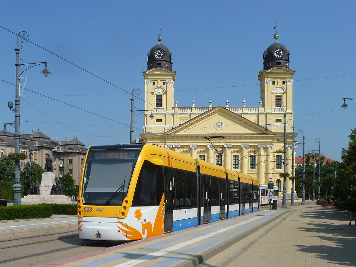 Moderner CAF-Straßenbahn-Triebwagen 528 in Debrecen vor der großen reformierten Kirche, am Kossuth-Platz, 26.6.2016
