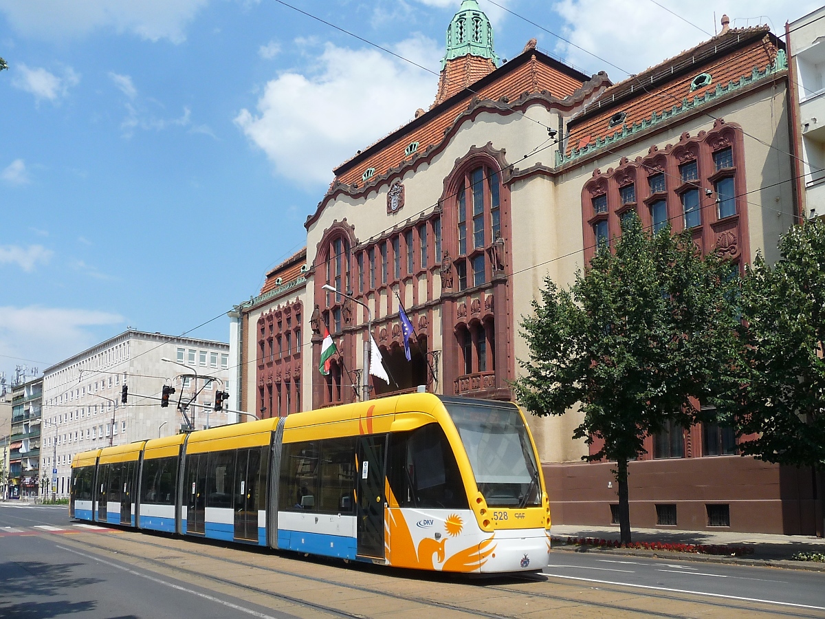 Moderner CAF-Straßenbahn-Triebwagen 528 vor dem Rathaus von Debrecen, 26.6.2016