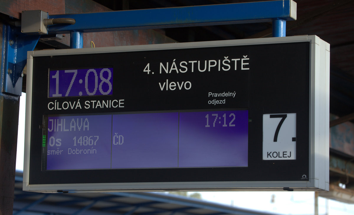 Moderner Zielanzeiger in Havlickuv Brod, in wenigen Minuten wird der OS nach Jihlava abfahren. 21.09.2018 17.02 Uhr.