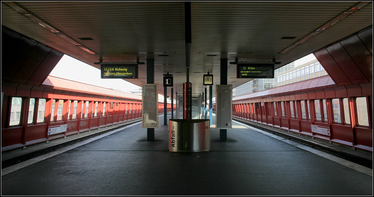 Modernes Design -

Blick vom südlichen Zugang auf den Bahnsteig der S-Bahnstation  Hammerbrook (City Süd) . Geplant wurde die auffällige Station von der Architektengemeinschaft Schramm, Pempelfort, von Bassewitz und Hupertz. 

15.07.2007 (M)