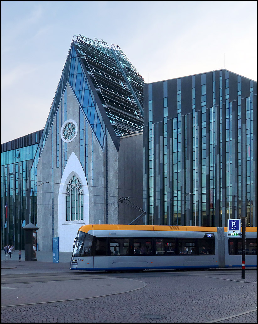 Modernes Leipzig -

Eine neue NGT10-XL-Tram (Solaris Tramino) am Leipziger Augustusplatz. Die neuen Straßenbahnen sind 38 Meter lang bei einer Breite von 2,30 Meter.

Im Hintergrund das 2012 eröffnete Augusteum der Universität Leipzig. Mit der ungewöhnlichen Architektur wird auch an die 1968 gesprengte Paulinerkirche erinnert.

25.08.2017 (M)