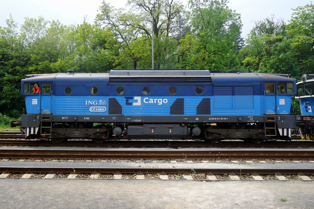 Modernisiert von CZ Loco, sponsoriert von ING Bank steht am 25 Mai 2015 CD Cargo 753 754 in Rakovnik.