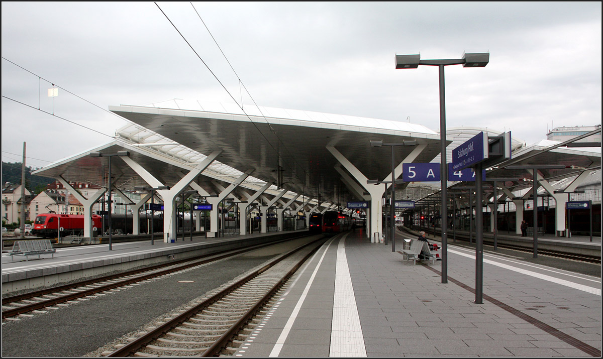Modernisiert -

der Hauptbahnhof von Salzburg.

Ein paar mehr Bilder:
http://architektur.startbilder.de/name/galerie/kategorie/architekten~verschiedene~2014-hauptbahnhof-salzburg.html

31.05.2014 (M)