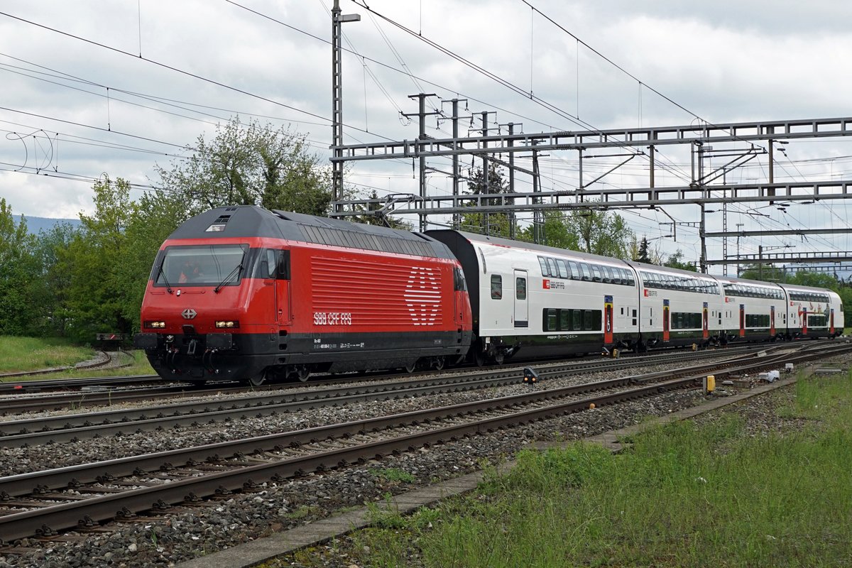 Modernisierte IC-Komposition 2000 mit Re 460 006-0 + A + B + AD + Bt 26 - 94 926 in Herzogenbuchsee am 13. Mai 2019.
Foto: Walter Ruetsch