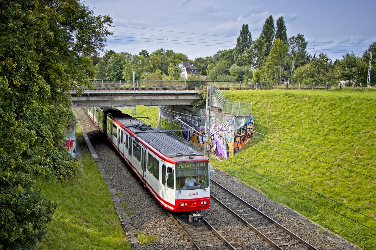 Modernisierter B-Wagen 310 an der Streckenkreuzung in Dortmund-Kirchderne (21.08.2021)