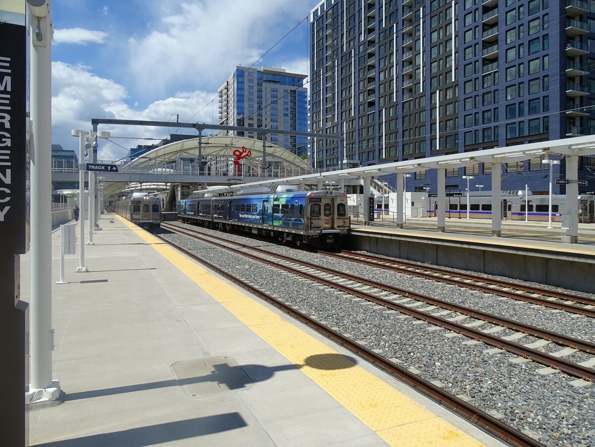 Modernisierter Bahnhof der Denver Union Station am 15.5.2019, kein Vergleich mehr mit dem Bahnhof, den ich 1999 kennengelernt habe. Inzwischen gibt es hier auch ein modernes Stadtbahnnetz, links ist der Airport-Express. Der California Zephyr ist der einzige Fernzug hier.