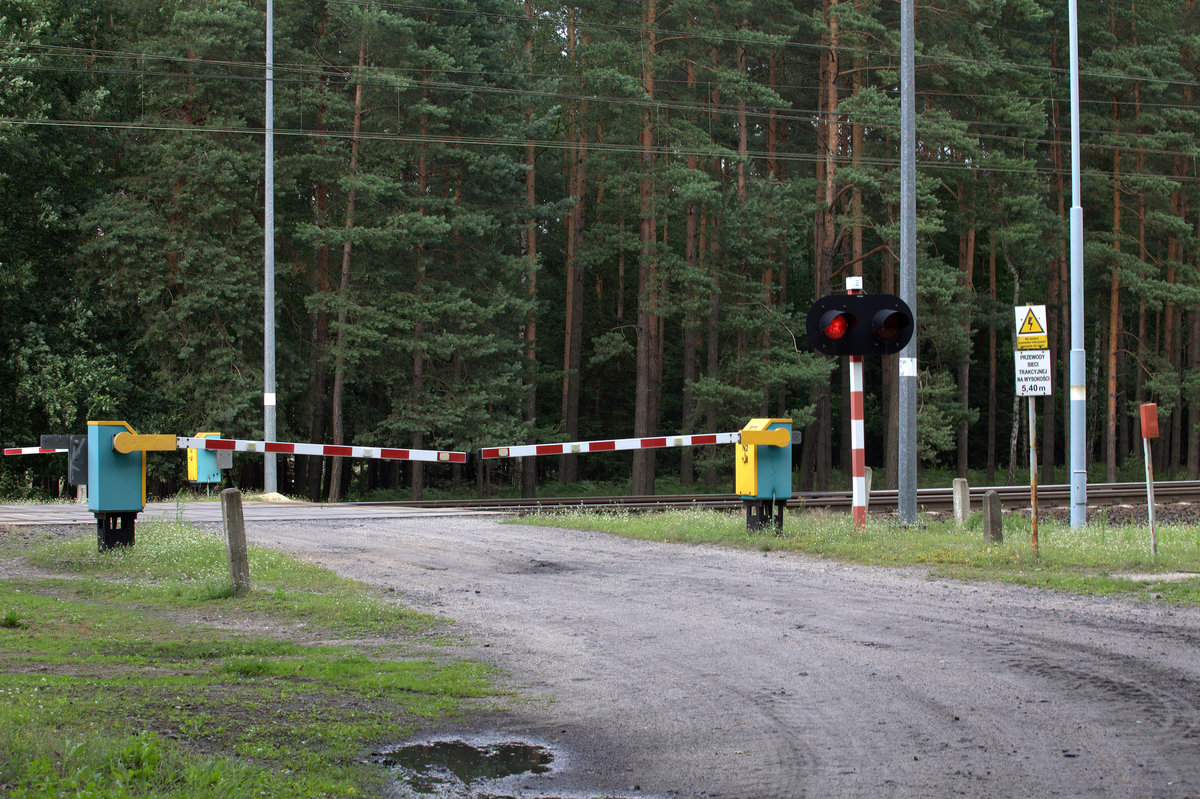 Modernisierter BÜ, Strecke Wegliniec - Wroclaw mit Anruftaste und Haltelicht, aber ohne  Warnkreuz.06.07.2016  16:54 Uhr.
