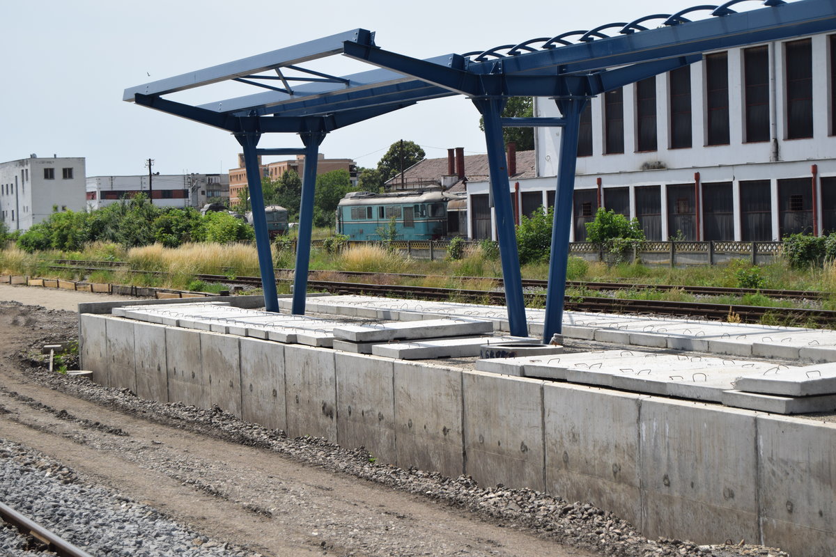 Modernisirungsarbeiten im Bahnhof Targu Mures am 19.06.2016. Im HItergrund ist eine Diesellok der Baureihe 0 60 in schöner, alter grün-blau Lackierung.