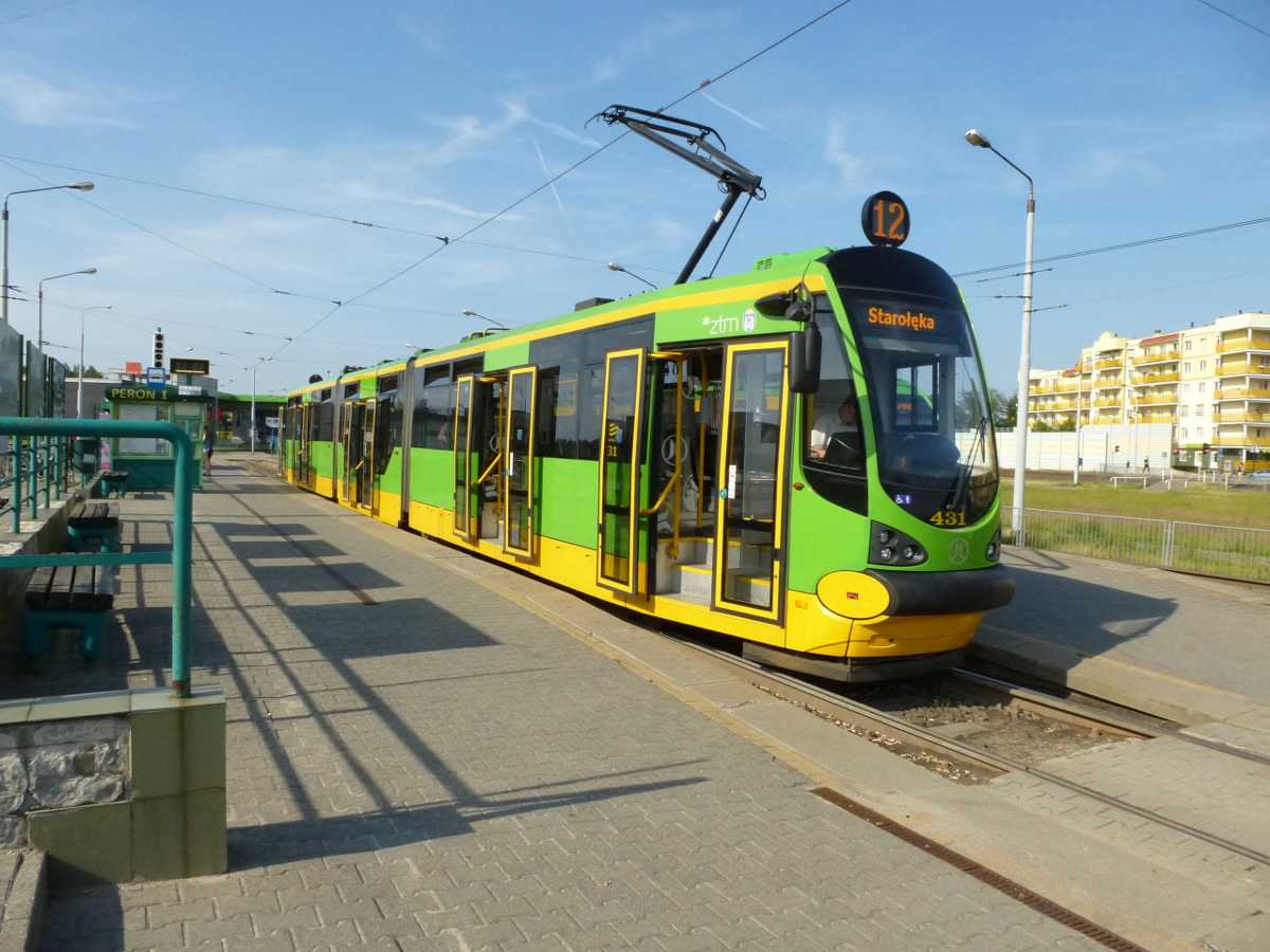 Moderus Beta MF02AC 431 auf Linie 12 an der Anfangshaltestelle Os. Sobieskiego, Poznan (Posen), Polen, 13.06.2015.