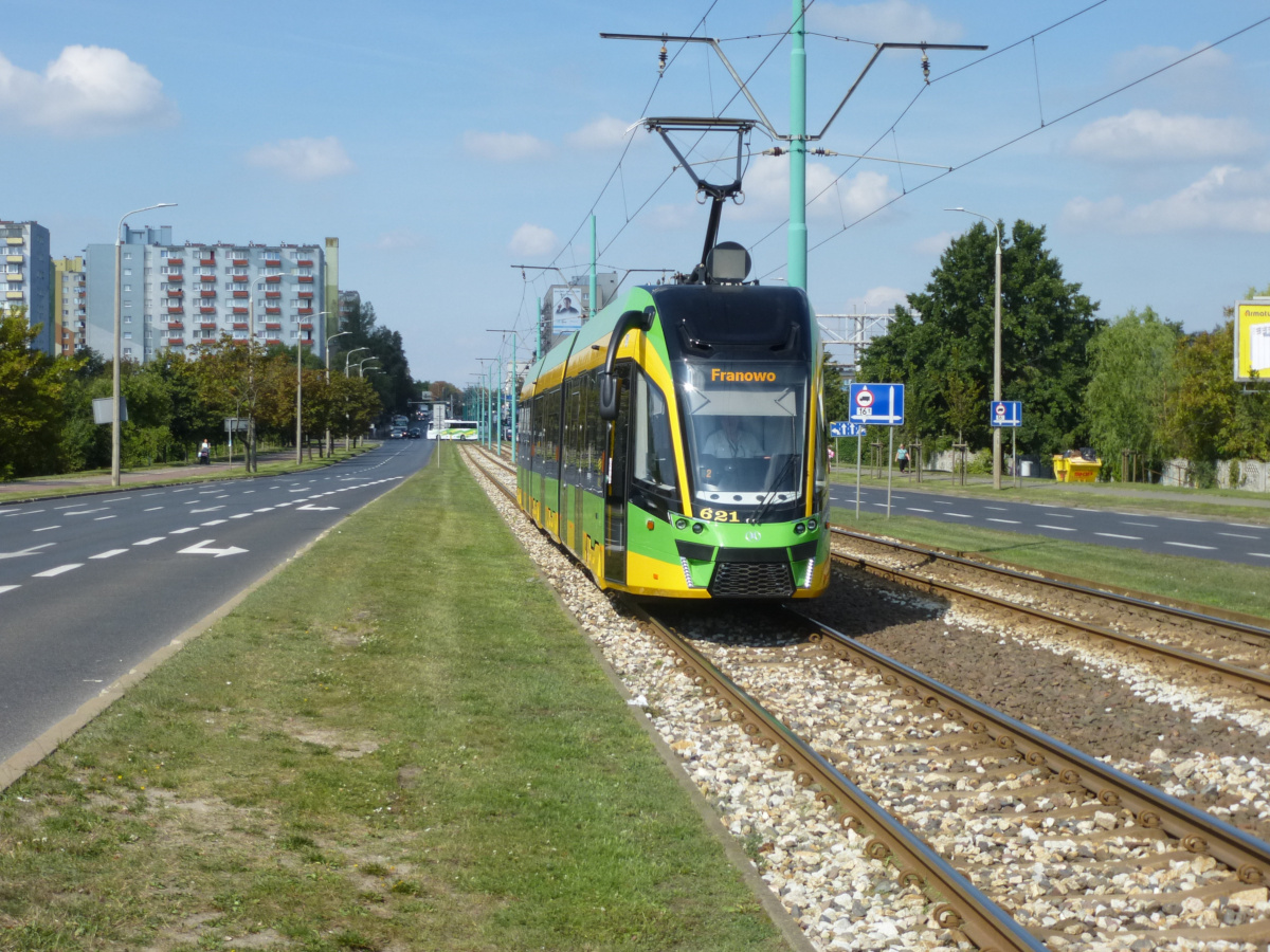 Moderus Gamma Nr. 621 auf Linie 1 kommend bei der Haltestelle Kolejowa, Poznań, Polen, 04.09.2019.