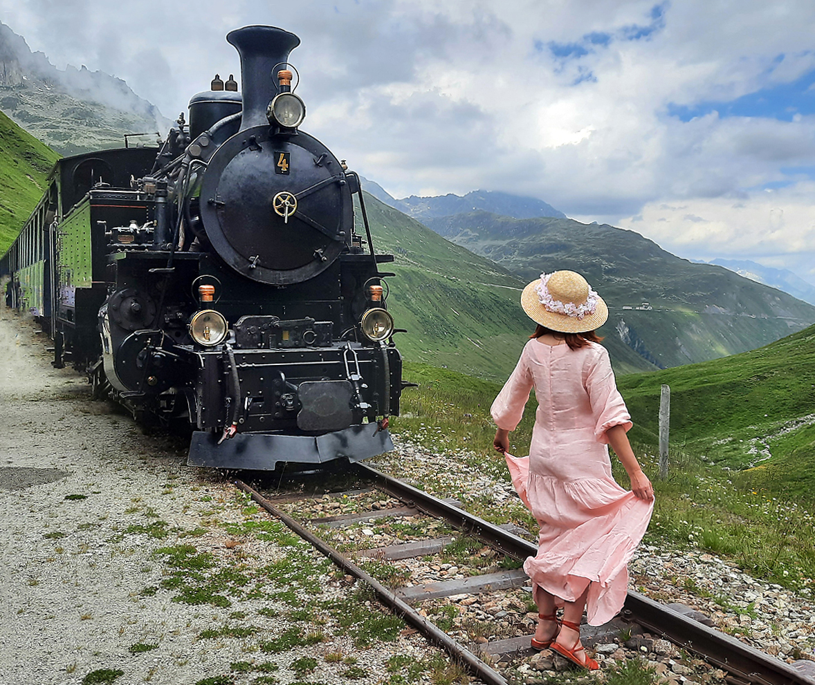 'Modeschau' mit Dampfzug: in diesem Zug reisten mehrere Fahrgäste in historischen Kleidern mit. Posieren vor der Lok FO 4 (ex Furka-Oberalp-Bahn). Furka, 8.7.2023