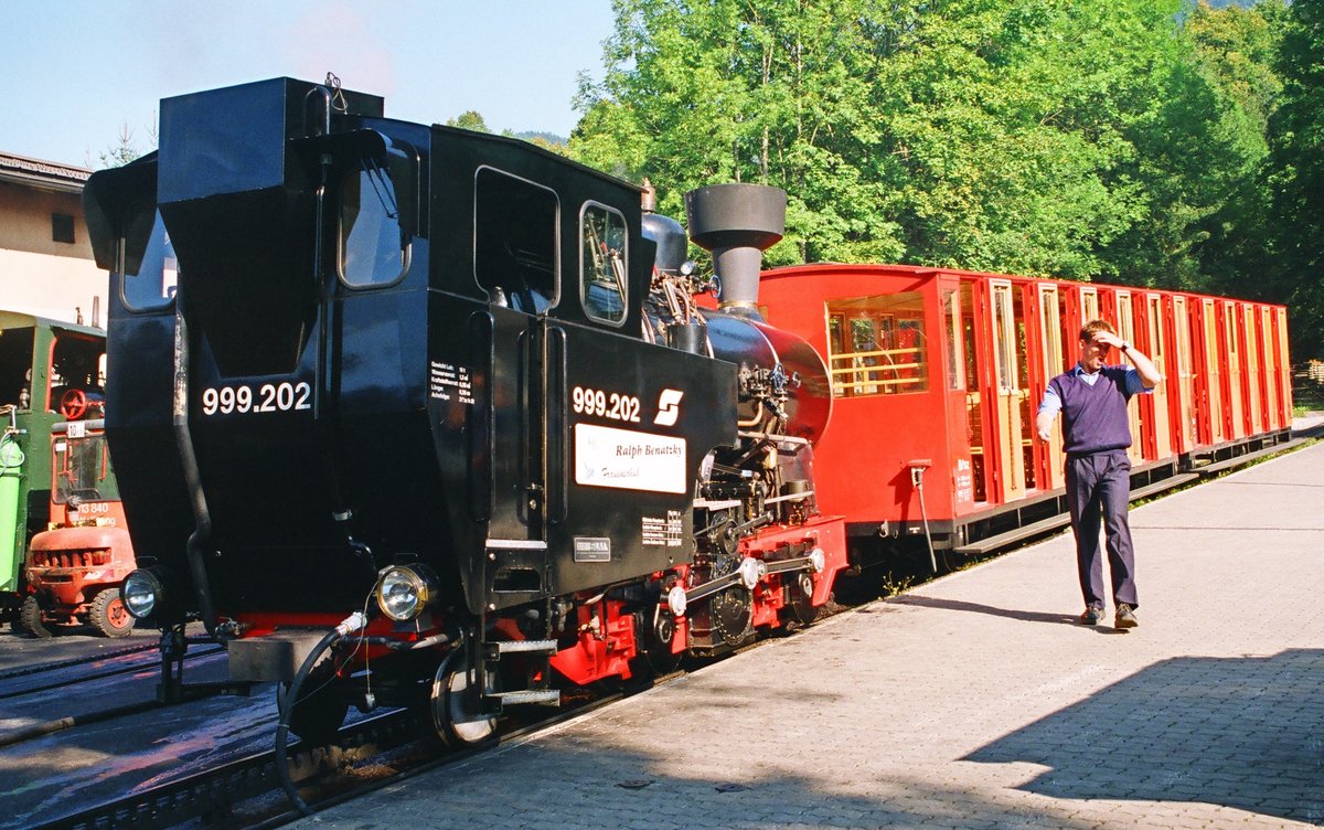  Möchte noch jemand mit? --- 28.06.2000, St.Wolfgang, Schafbergbahn, Lok 999.202 mit zwei Vorstellwagen im Talbahnhof am Wolfgangsee. In den Jahren 1992 bis 1996 erhielt die Österreichische Schafbergbahn zum Ersatz der aus den Jahren 1893 und 1894 stammenden Lokomotiven vier von SLM Winterthur gebaute Neubauloks (heute Z11 bis 14).