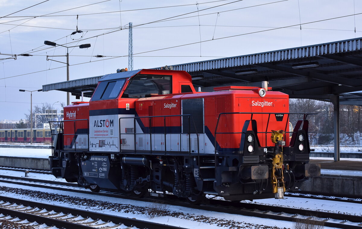 Möglicherweise immer noch für HSL Logistic GmbH, Hamburg?, die Alstom Hybridlok-Prima H3-, Name:  Salzgitter  (NVR: 90 80 1002 040-6 D-ALS ) am 18.01.24 Durchfahrt Bahnhof Schönefeld (bei Berlin).